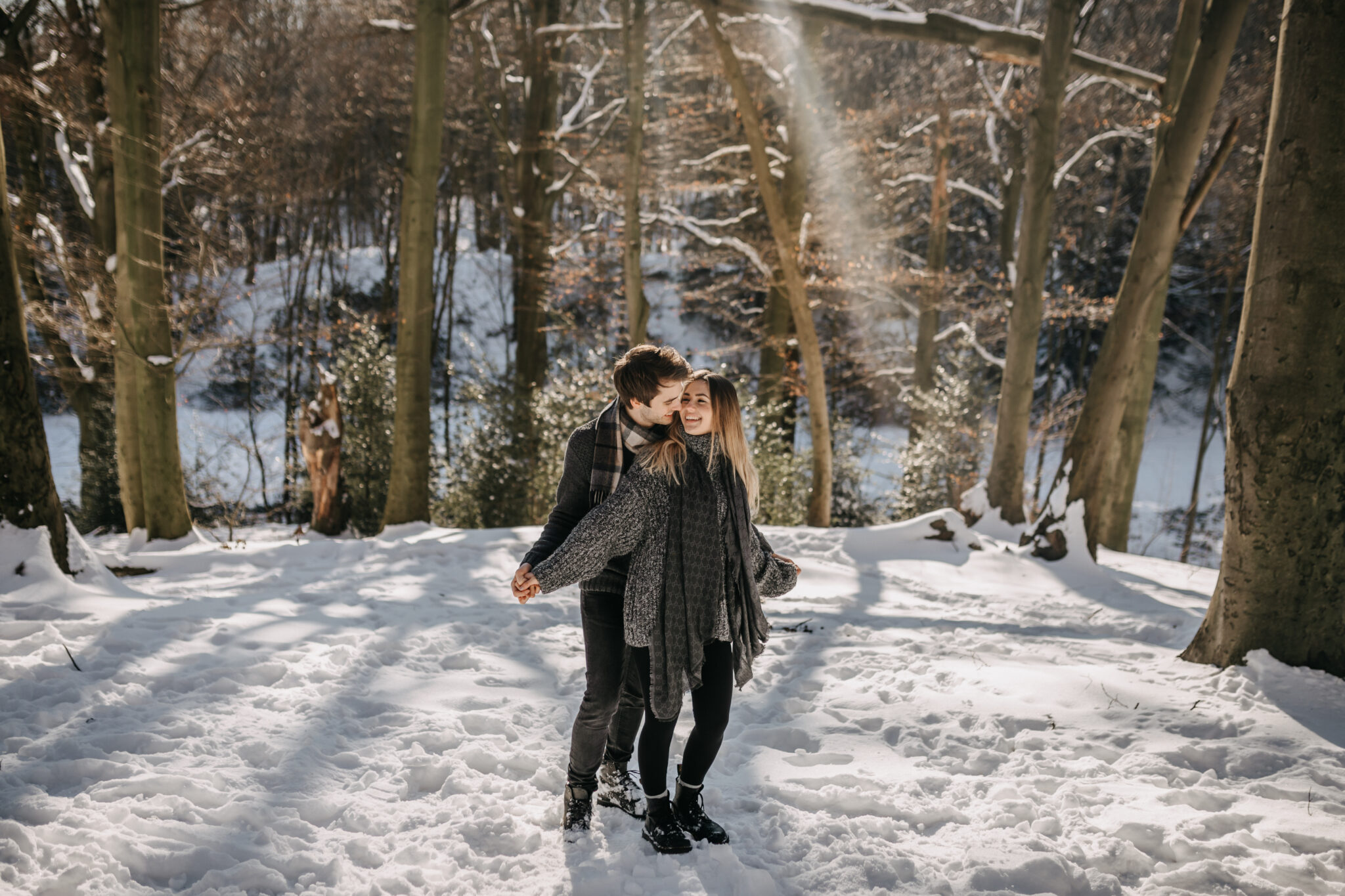 Romantisches Paarshooting im Schnee